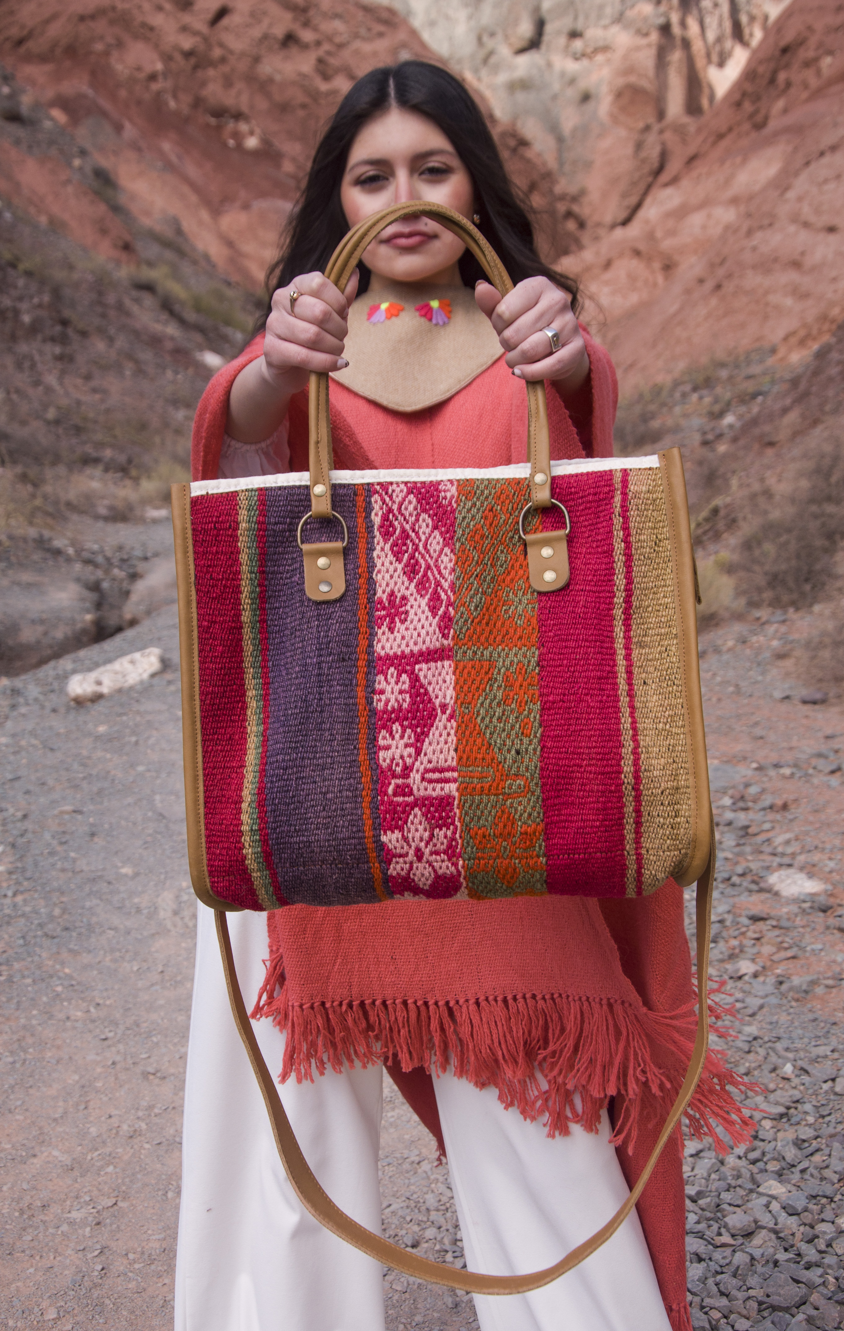 Bolso tejido en fibra de llama con asas de cuero, diseño Bella Puna